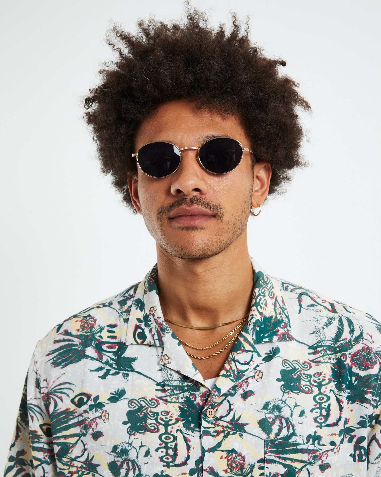 Oli Oval Sunglasses Black/Gold