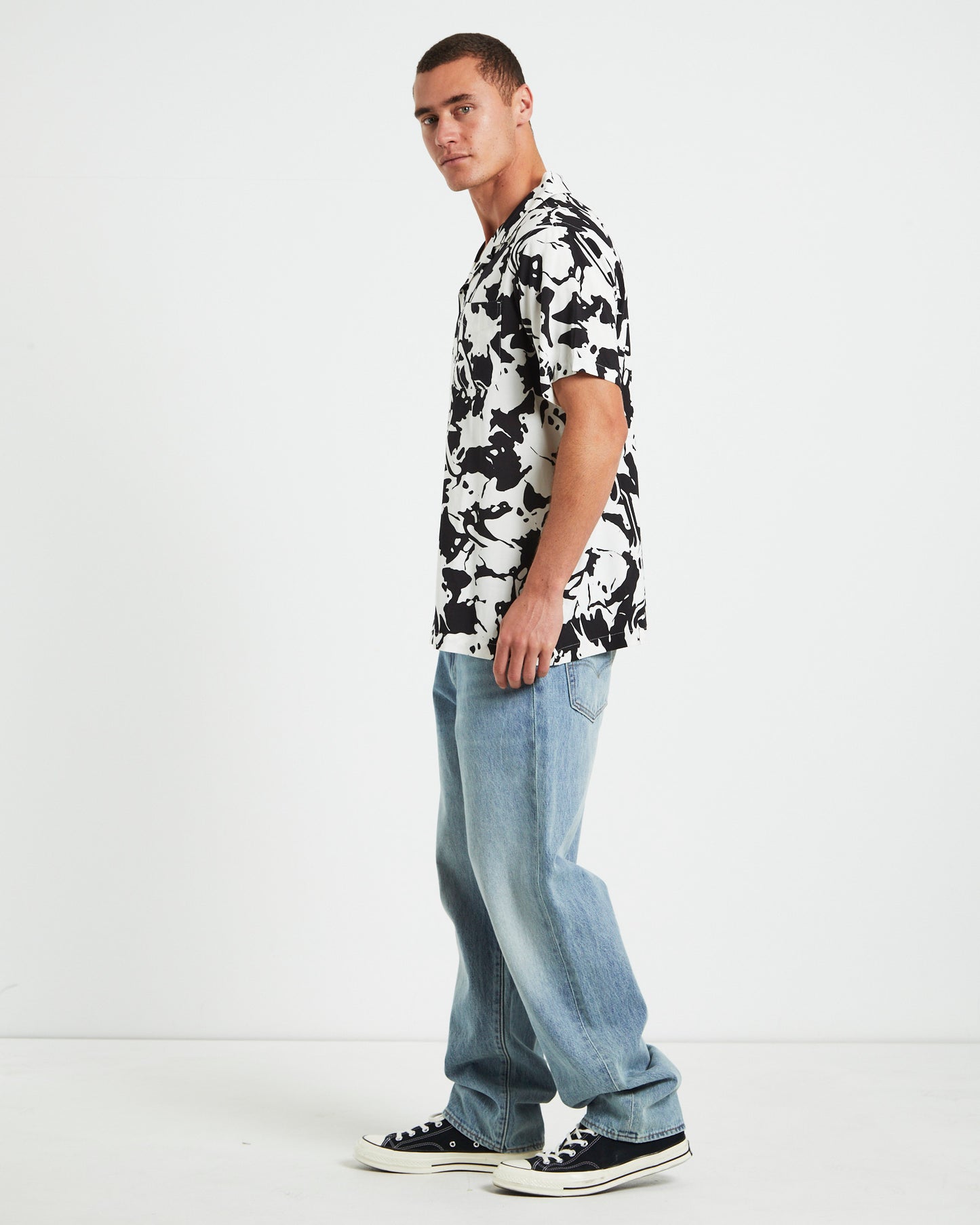 Mandiball Short Sleeve Shirtin Black