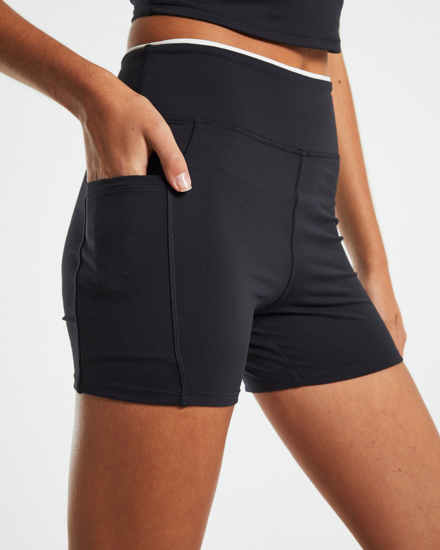 Pocket Seam Shorts Black/White