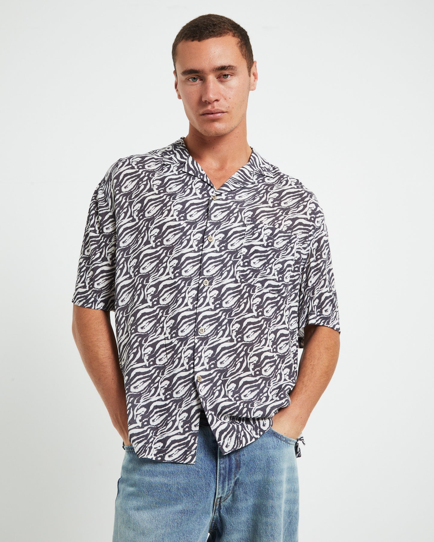 Trackless Resort Short Sleeve Shirt in Black