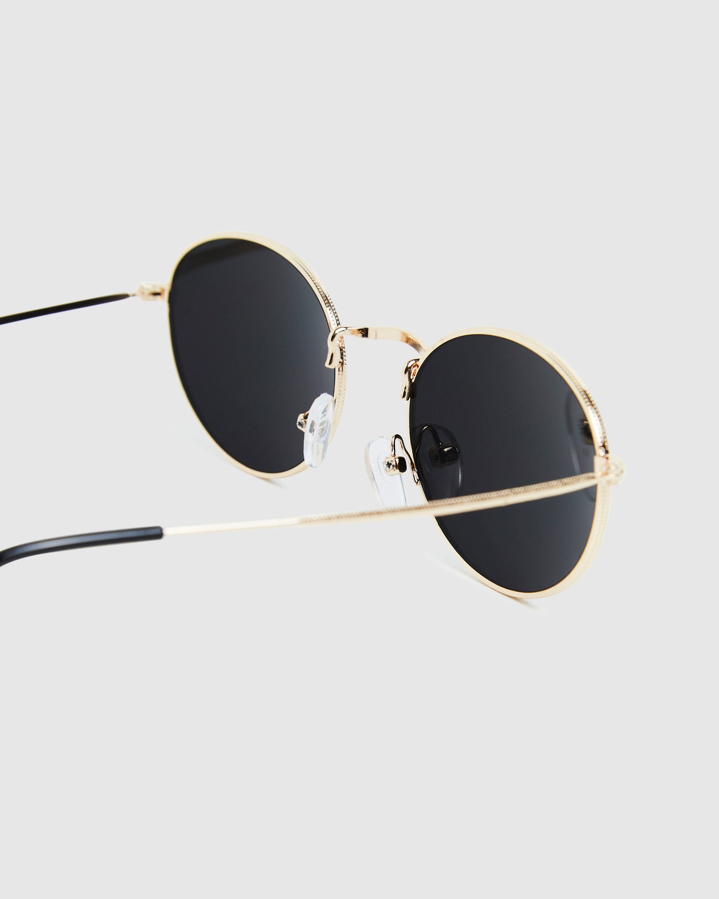 Oli Oval Sunglasses Black/Gold