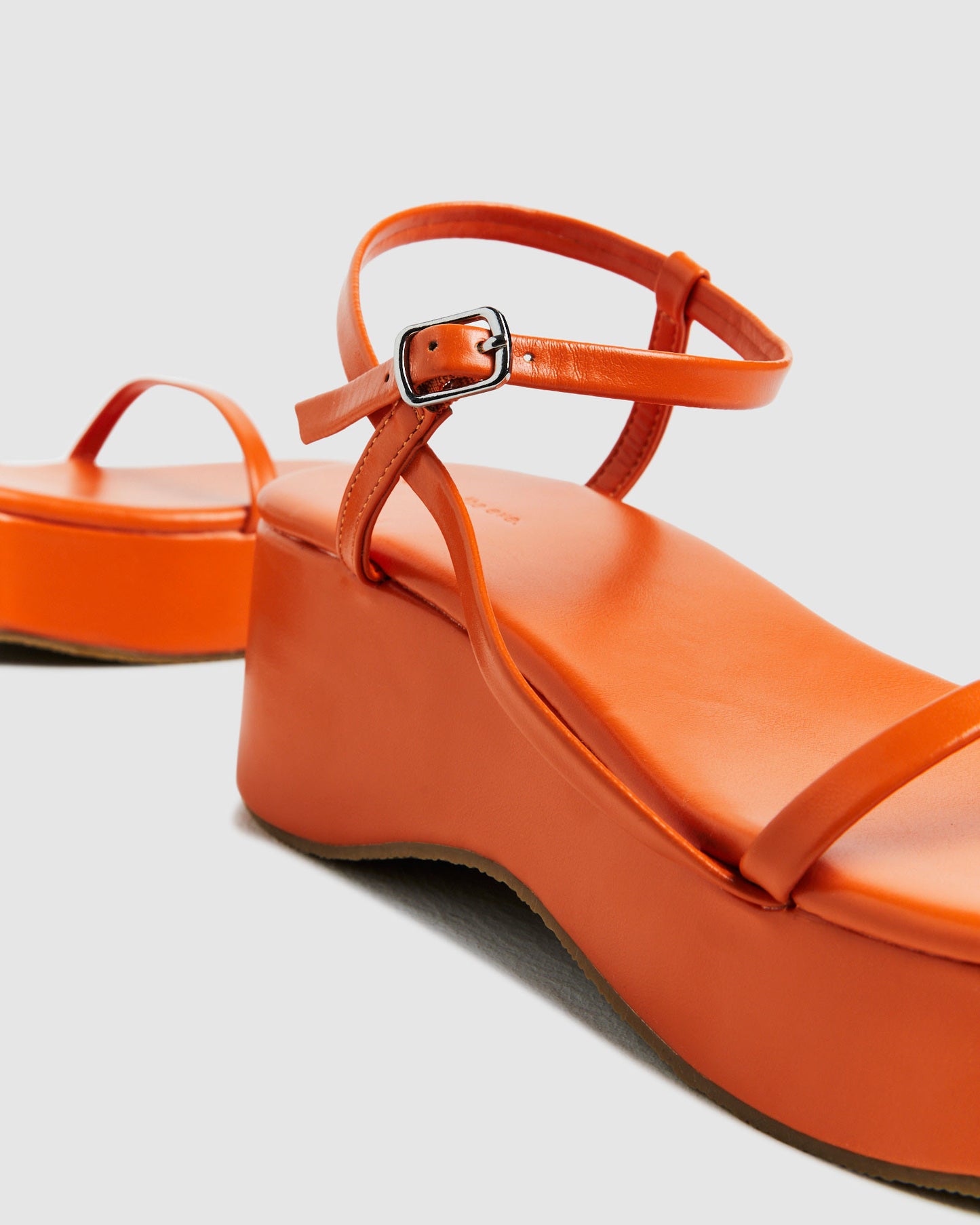 Lola Flatform