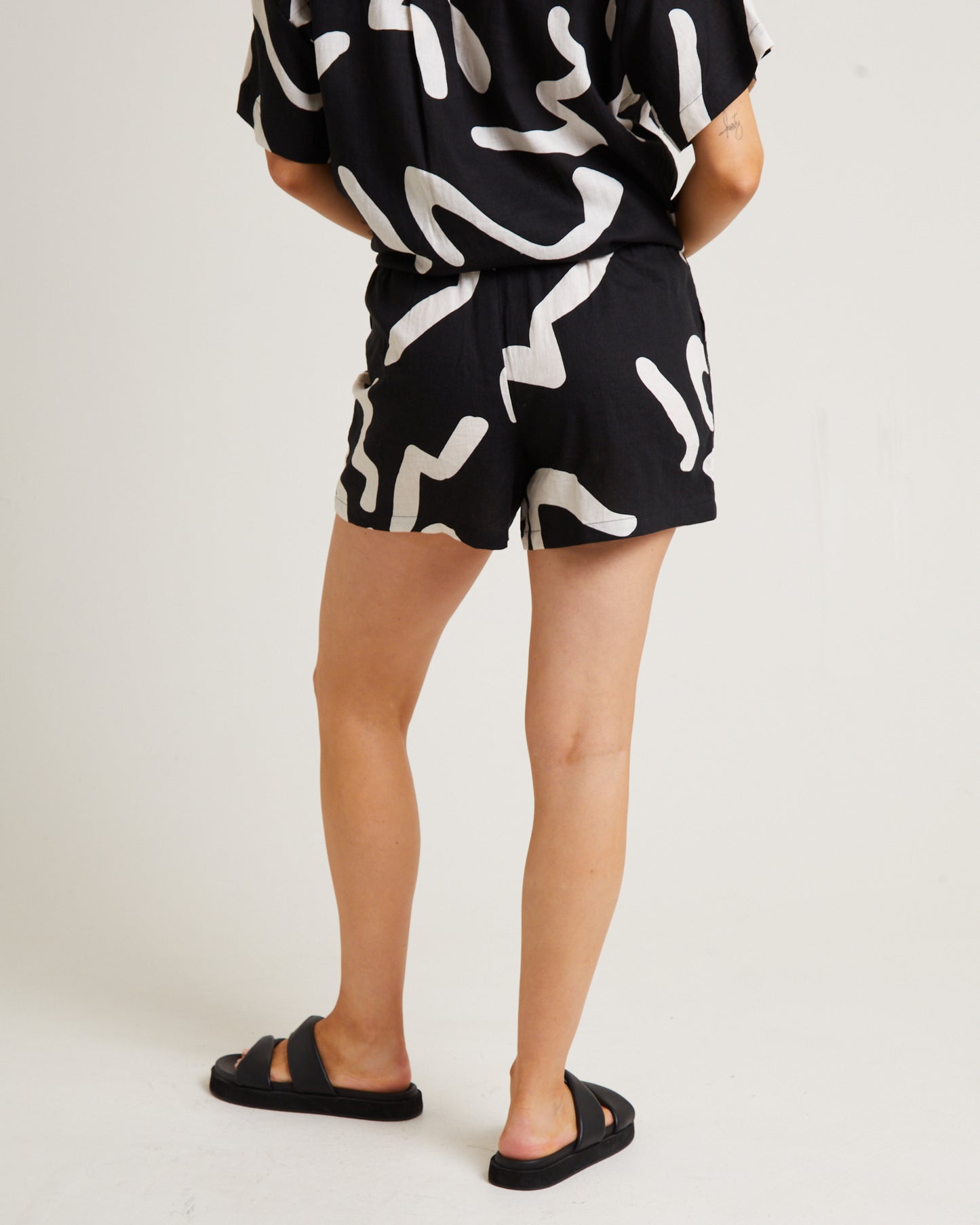 Charlie Swirl Shorts in Black