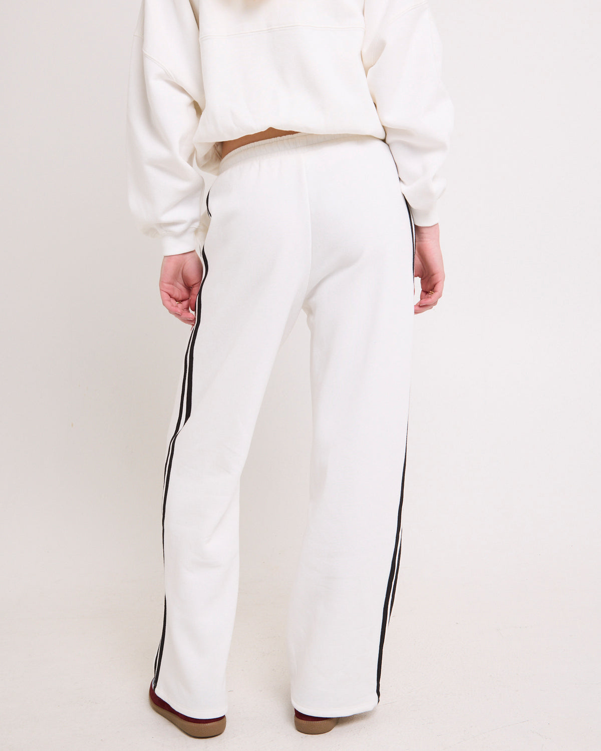 Subtitled Emblem Baggy Trackpants WHITE