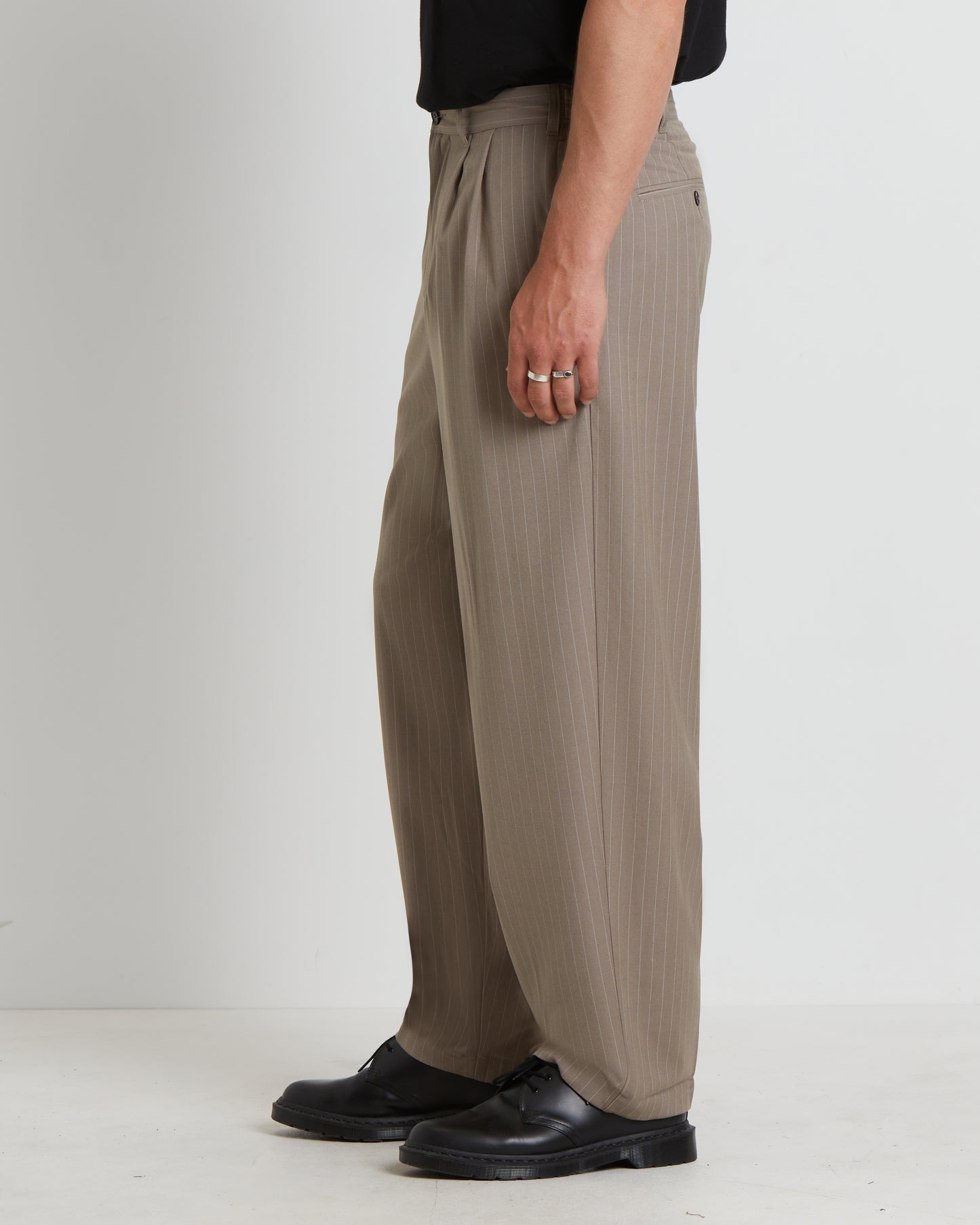 Volume Pleated Trousers in Light Brown