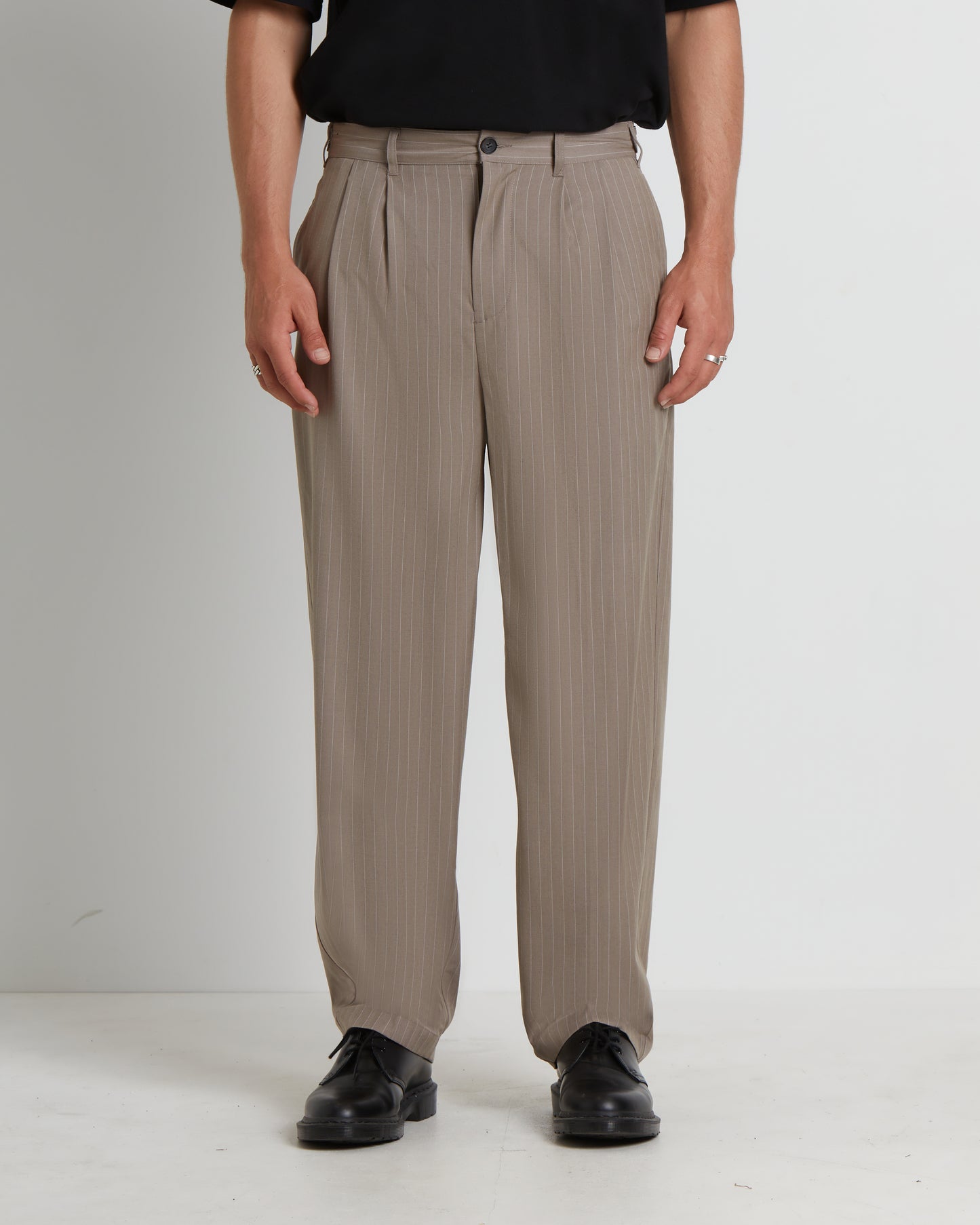 Volume Pleated Trousers in Light Brown