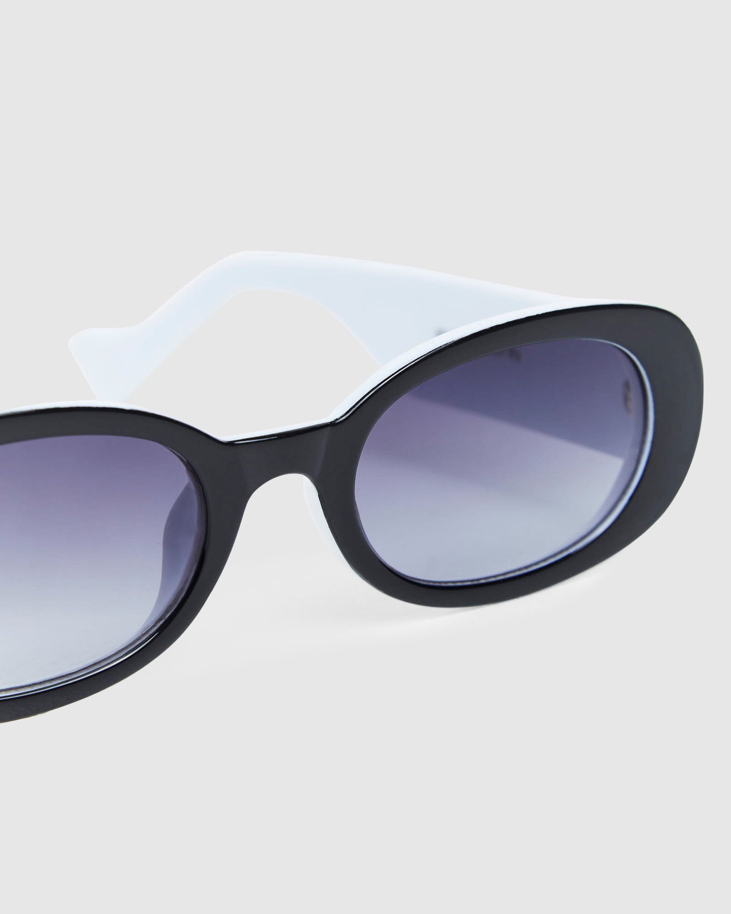 Jones Sunglasses Black/White