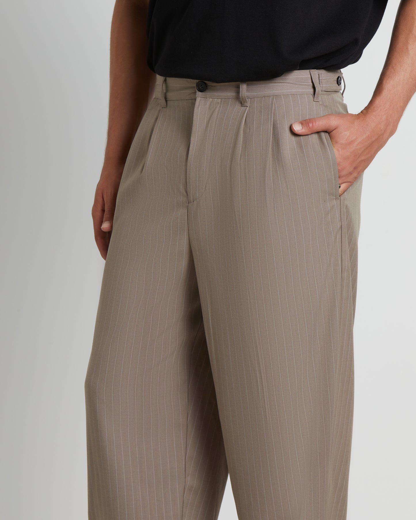 Volume Pleated Trousers in Light Brown